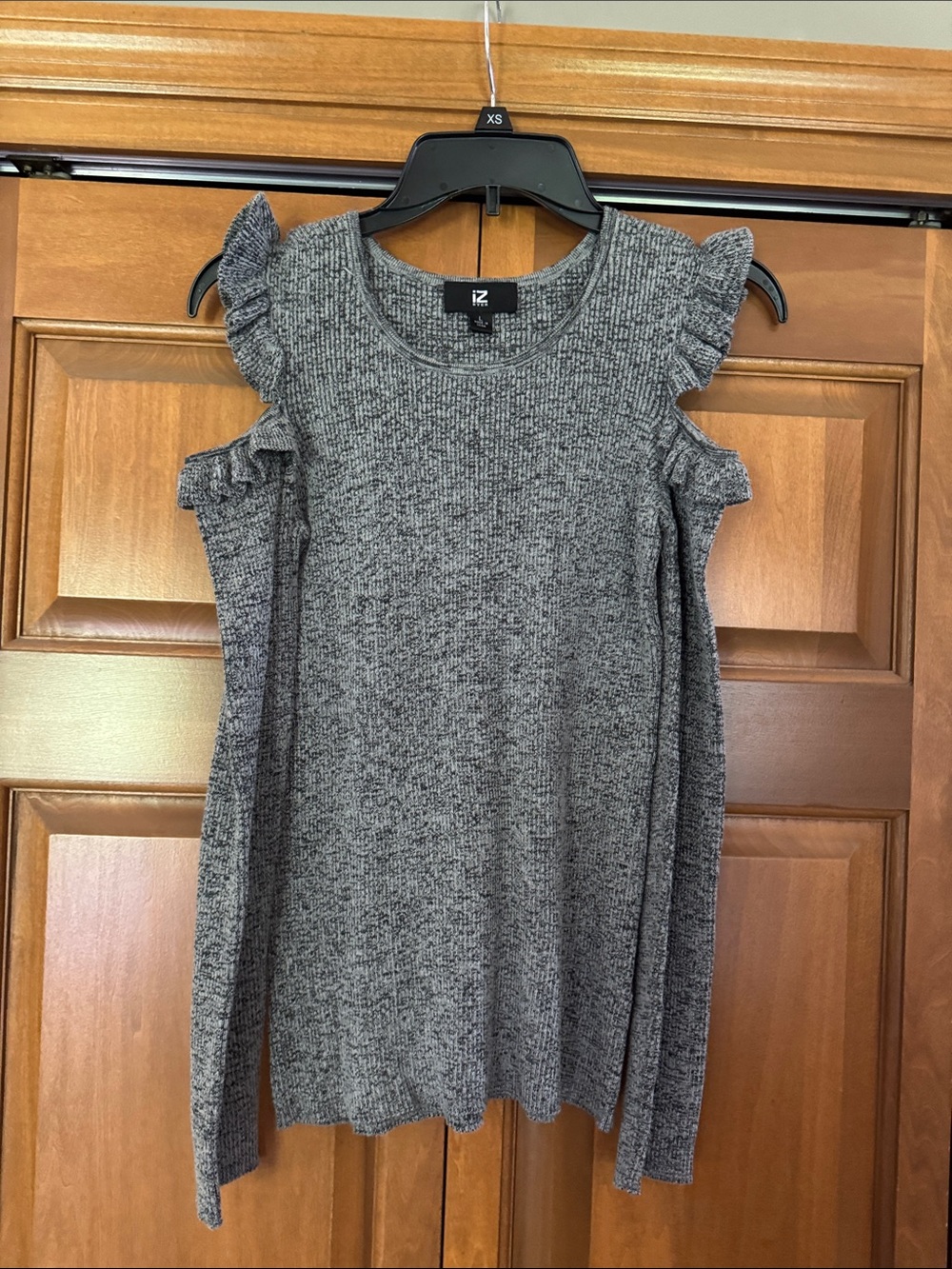 Iz Byer Gray Ruffle Cold-Shoulder Knit Long Sleeve Top